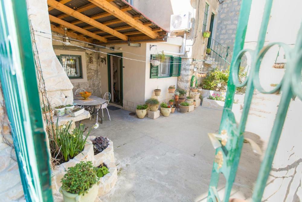 Antica With Yard & Bbq Apartmán Split